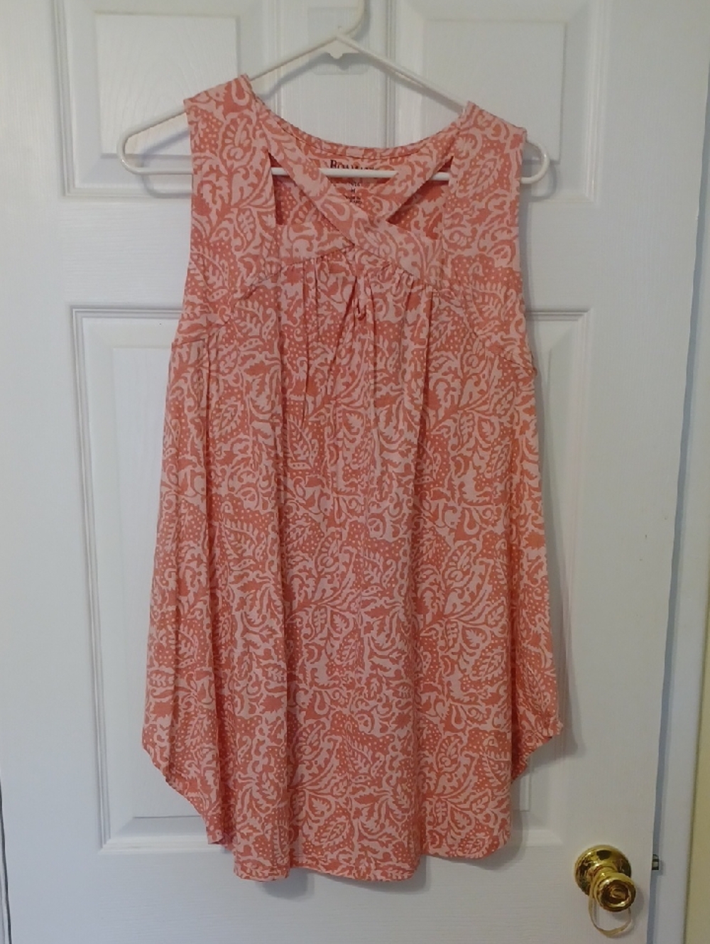 Roaman's Sz 14/16, Coral and White Sleeveless Pleated Tank. Crisscross Neckline